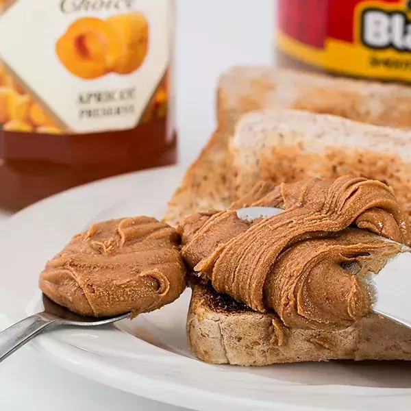 Erdnussbutter kannst du für Apfelschnitze nutzen. Pass aber darauf auf, dass in ihr kein Zucker ist. Foto: Pixabay