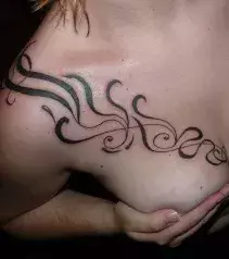 Frauen Tattoo: Schnörkel auf der Brust