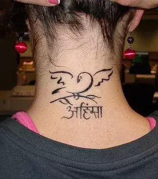 Frauen Tattoo: Taube und Schrift im Nacken