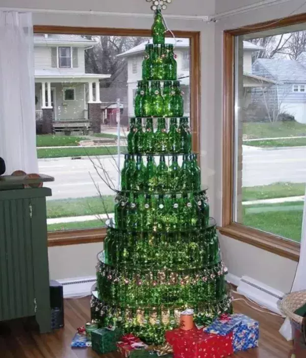 Für Alkoholiker: Ein Tannenbaum aus Bierflaschen