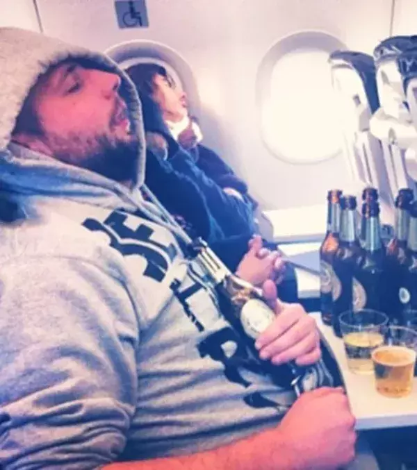 Ihm sind alle Mittel recht, um sich im Flugzeug zu entspannen!