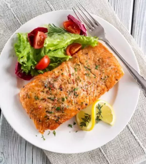 Lachs: sehr reich an Omega-3 Fettsäuren und eine hervorragende Proteinquelle