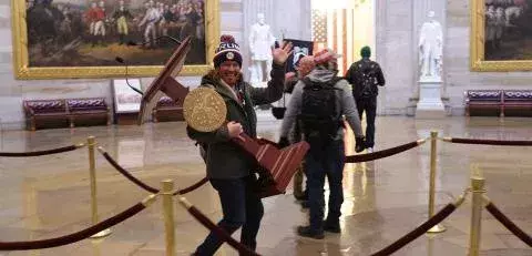 Manche Demonstranten plündern das Kapitol