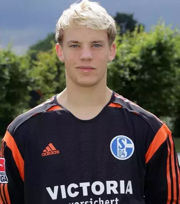 Manuel Neuer teeniemäßig im Trikot von Schalke 04