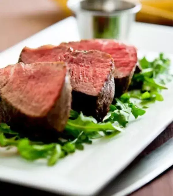 Rindfleisch: Aminosäuren für den Muskelaufbau, Eisen, Zink und Proteine