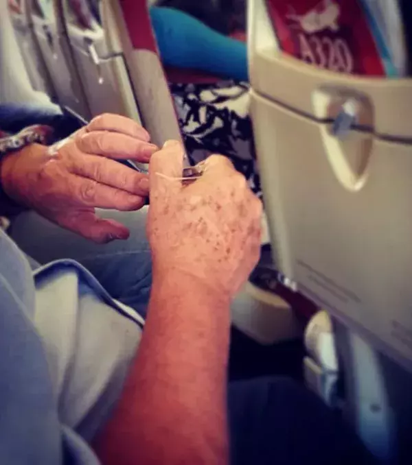 Sich die Fingernägel im Flugzeug zu schneiden...Nein, danke!