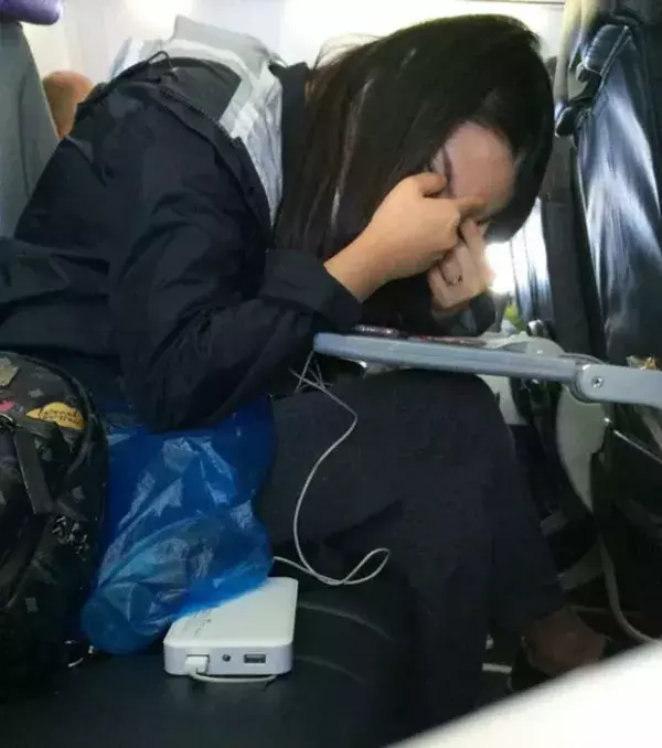 Sich seine Pickel in mehreren tausend Metern Höhe auszudrücken ist nicht weniger eklig, als auf festem Boden
