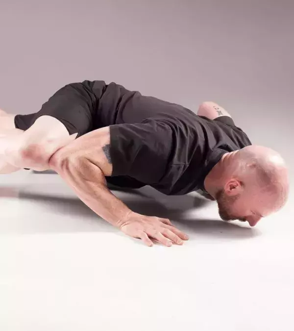 Spiderman-Pushup, trainiert die Cardio