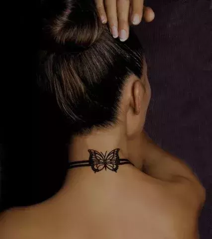 Tattoo für eine Frau: Schmetterling im Nacken