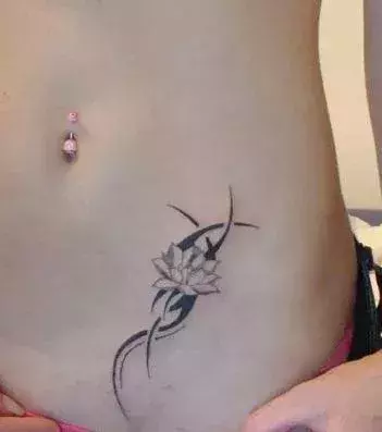 Tattoo für eine Frau: Tribal auf dem Bauch