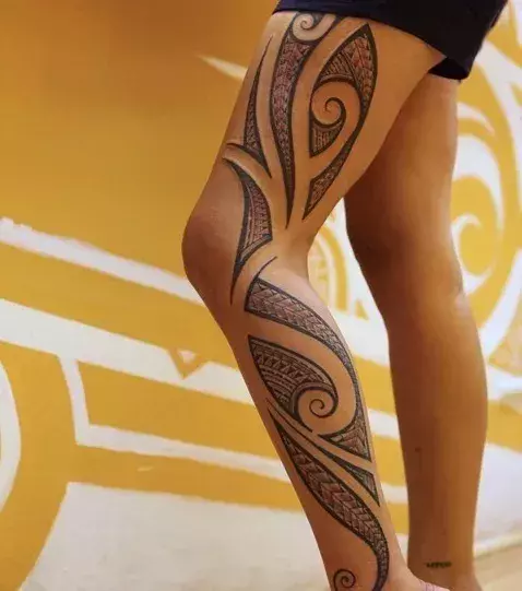 Tattoo für eine Frau: Tribal Tattoo über das gesamte Bein
