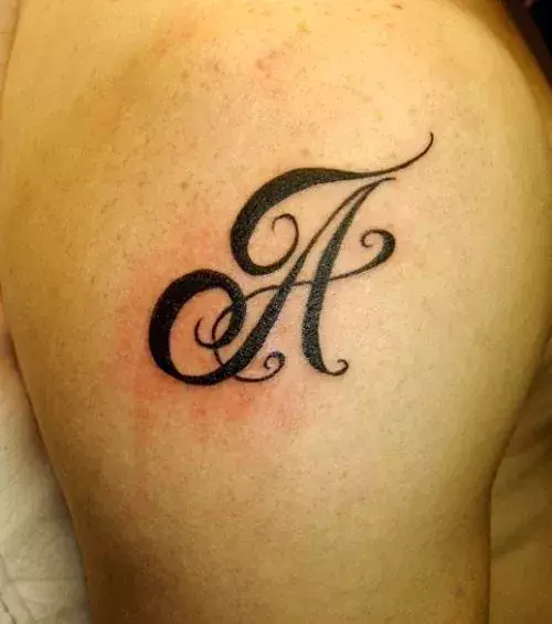 Tattoo für Frauen: Buchstabe A auf der Hüfte