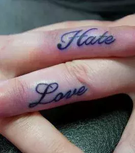 Tattoo für Frauen: Love / Hate Tattoo auf den Fingern