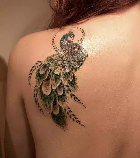 Tattoos für Frauen: Auf der Schulter einer Frau: Pfau Tattoo