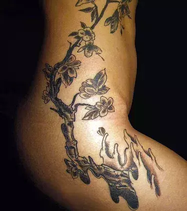Tattoos für Frauen: Baum Tattoo auf der Seite einer Frau