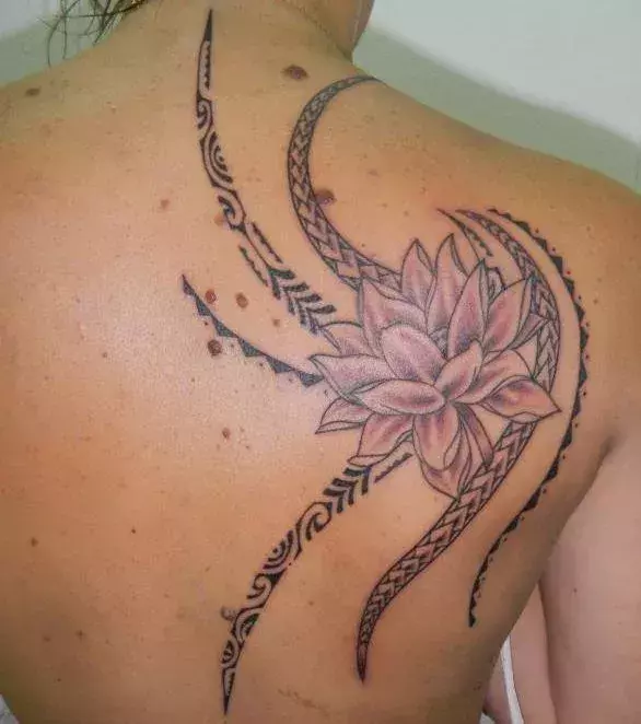 Tattoos für Frauen: Blumen Tattoo auf dem Rücken einer Frau
