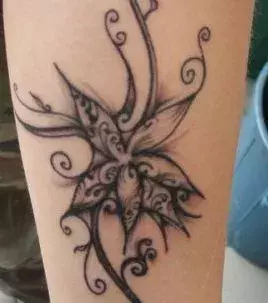 Tattoos für Frauen: Blumen Tattoo auf dem Unterarm einer Frau