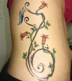 Tattoos für Frauen: Blumen Tattoo auf einer Bauchseite