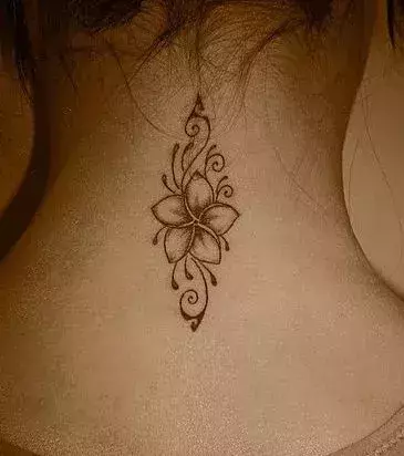 Tattoos für Frauen: Blumen Tattoo im Nacken einer Frau