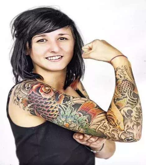Tattoos für Frauen: Buntes chinesisches Tattoo auf dem gesamten Arm einer Frau