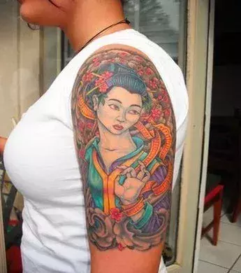 Tattoos für Frauen: Chinesisches Tattoo auf dem Oberarm einer Frau