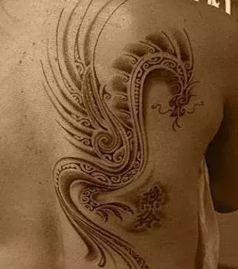 Tattoos für Frauen: Drachen Tattoo auf dem Rücken einer Frau