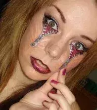 Tattoos für Frauen: Fake Reißverschluss Tattoo im Gesicht einer Frau