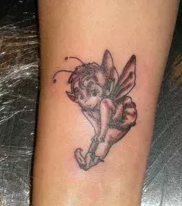 Tattoos für Frauen: Feen Tattoo auf dem Handgelenk einer Frau