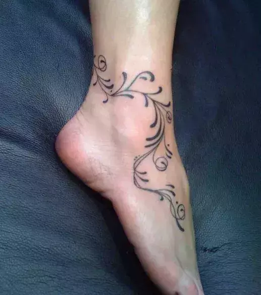 Tattoos für Frauen: Feines Tattoo auf dem Knöchel und Fuß einer Frau