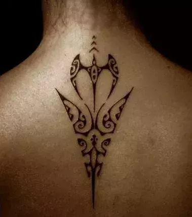 Tattoos für Frauen: Feines Tribal Tattoo auf der Wirbelsäule einer Frau
