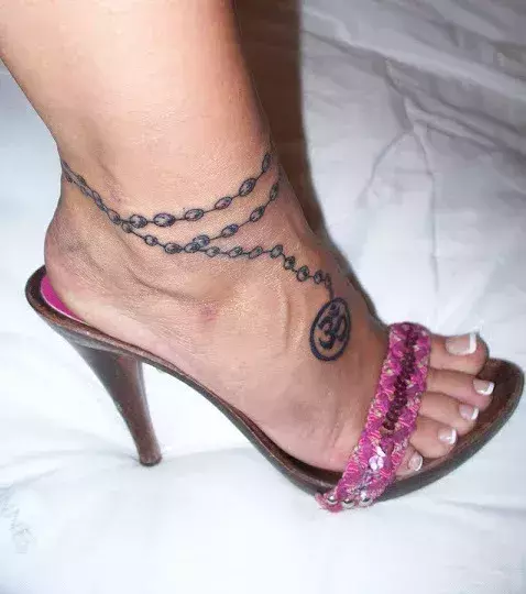 Tattoos für Frauen: Frauen Tattoo: Tattoo mit Kette auf dem Fußknöchel