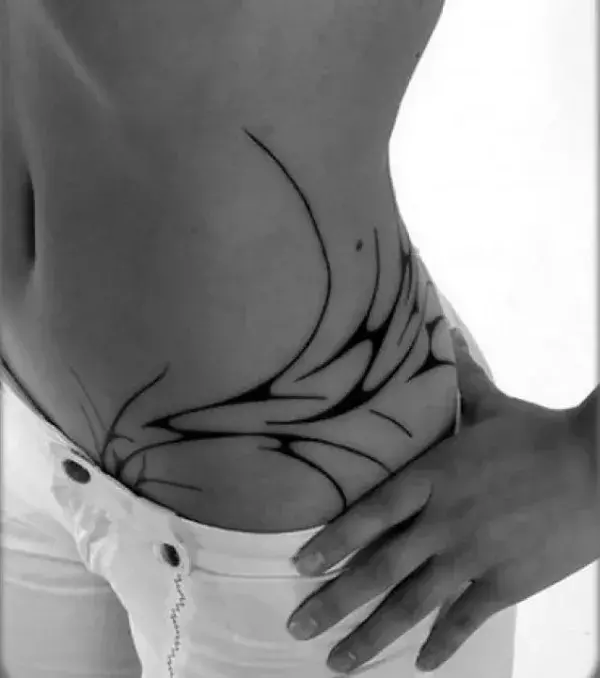 Tattoos für Frauen: Frauen Tattoo: Tribal Motiv auf der Hüfte