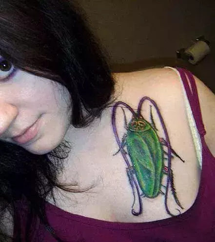 Tattoos für Frauen: Käfer Tattoo unter dem Schlüsselbein einer Frau