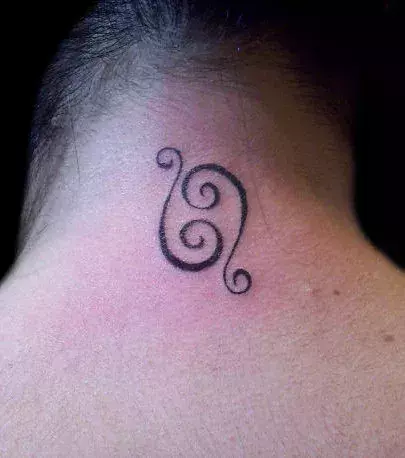 Tattoos für Frauen: Kringel Tattoo im Nacken einer Frau