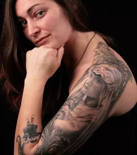 Tattoos für Frauen: Maria Tattoo über den gesamten Arm einer Frau
