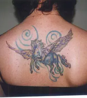 Tattoos für Frauen: Pegasus Tattoo auf dem Rücken
