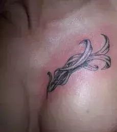 Tattoos für Frauen: Pflanzen Tattoo auf der Brust einer Frau