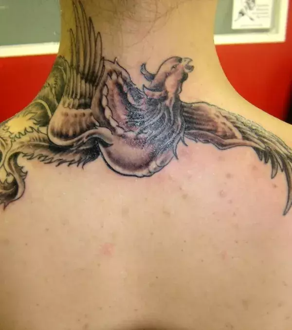 Tattoos für Frauen: Phoenix Tattoo auf dem Nacken einer Frau