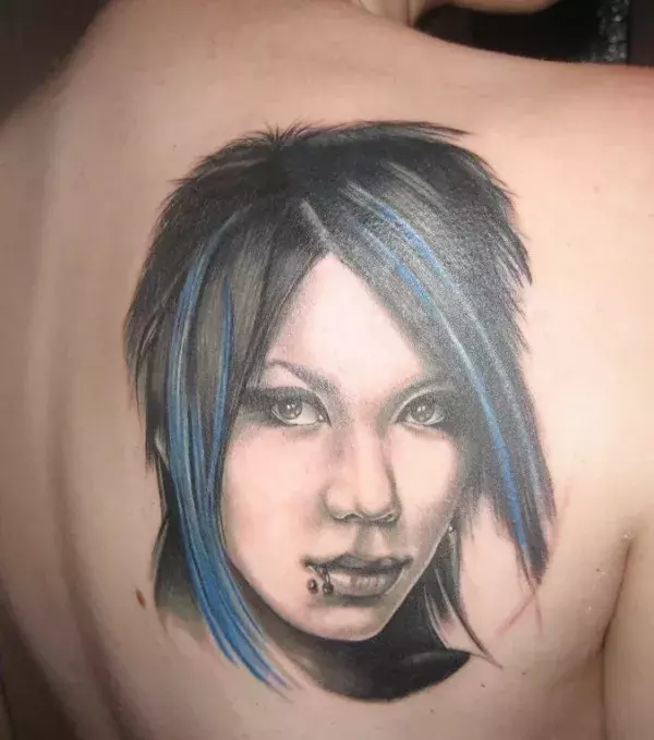 Tattoos für Frauen: Realistisches Portrait Tattoo auf dem Rücken einer Frau