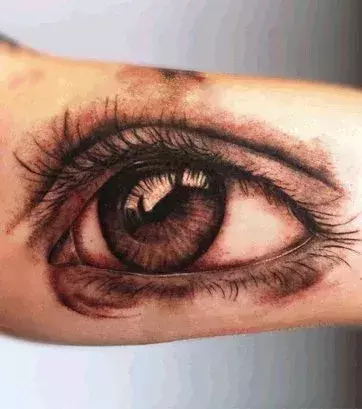 Tattoos für Frauen: Realistisches Tattoo von einem Auge auf dem Arm einer Frau