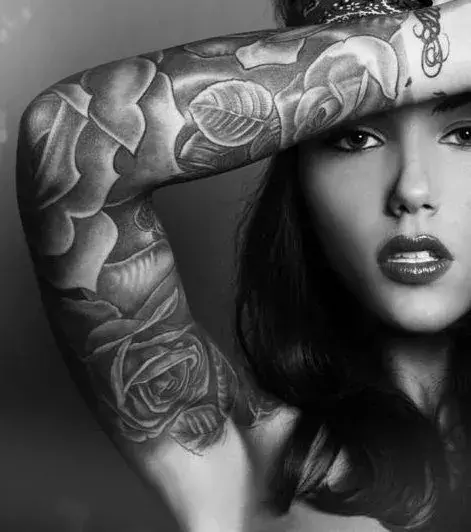 Tattoos für Frauen: Rosen Tattoo auf dem Arm einer Frau
