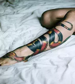 Tattoos für Frauen: Schlangen Tattoo auf der Wade einer Frau
