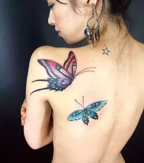 Tattoos für Frauen: Schmetterling Tattoo auf dem Schulterblatt einer Frau