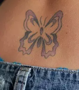 Tattoos für Frauen: Schmetterlings-Tattoo auf dem Rücken einer Frau