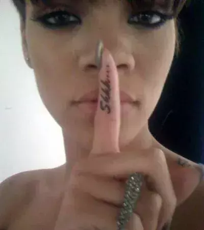 Tattoos für Frauen: Shhh Tattoo auf dem Finger von Rihanna