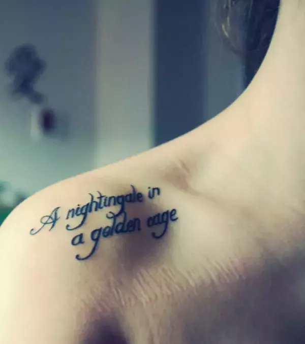 Tattoos für Frauen: Spruch Tattoo auf dem Schlüsselbein einer Frau
