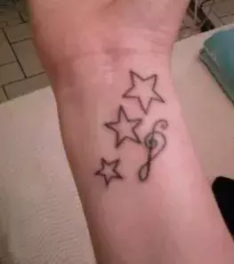 Tattoos für Frauen: Sterne Tattoo auf dem Handgelenk einer Frau