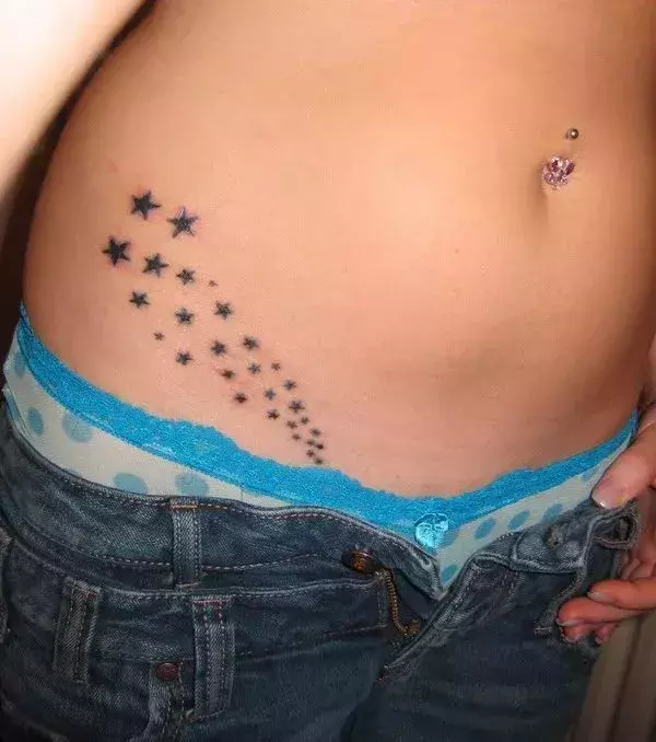 Tattoos für Frauen: Sterne Tattoo auf der Hüfte einer Frau