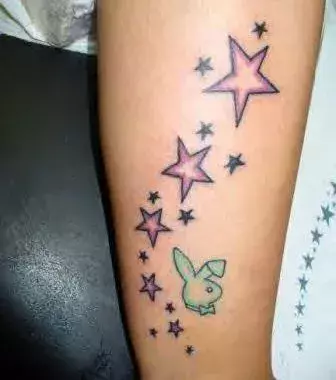 Tattoos für Frauen: Sterne Tattoo auf der Wade einer Frau