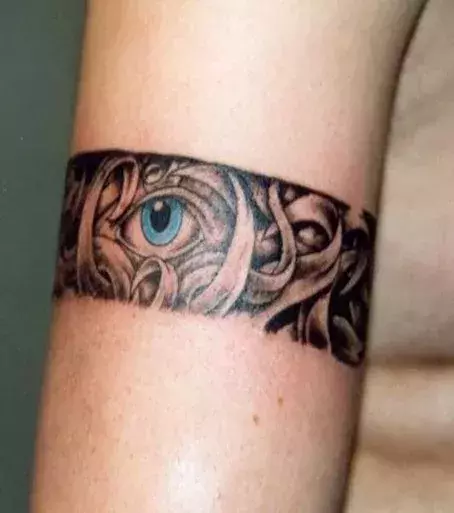 Tattoos für Frauen: Tattoo Armband mit Auge auf dem Arm einer Frau